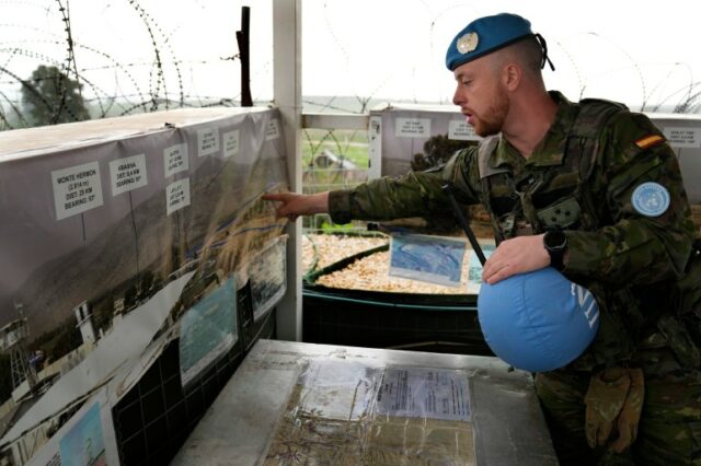 Hector Alonso Garcia do batalhão espanhol UNIFIL mostra em um mapa a linha azul