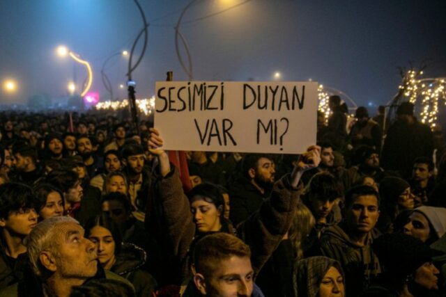 Pessoas se reúnem para marcar o aniversário de um ano do catastrófico terremoto do país, na cidade de Antakya, Turquia