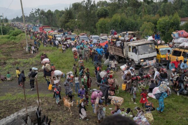 Milhares de pessoas que fogem do conflito em curso entre as forças governamentais e os rebeldes do M-23 chegam à entrada da cidade de Goma, no leste da República Democrática do Congo, na quarta-feira, 7 de fevereiro.