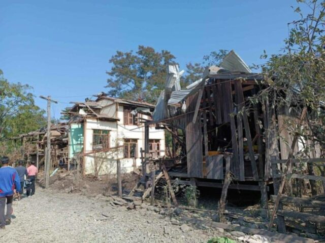 Edifícios em Kanan deixados em ruínas pelos ataques