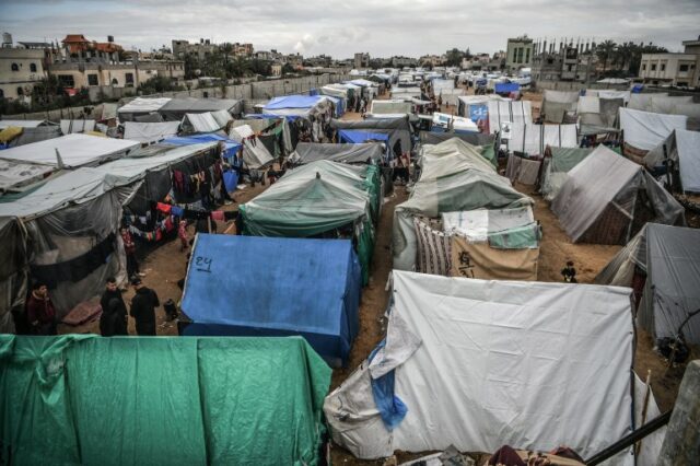 Uma visão geral das tendas improvisadas onde as famílias palestinas se abrigam