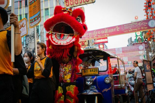 Dança do leão em Bangkok.  O leão é vermelho