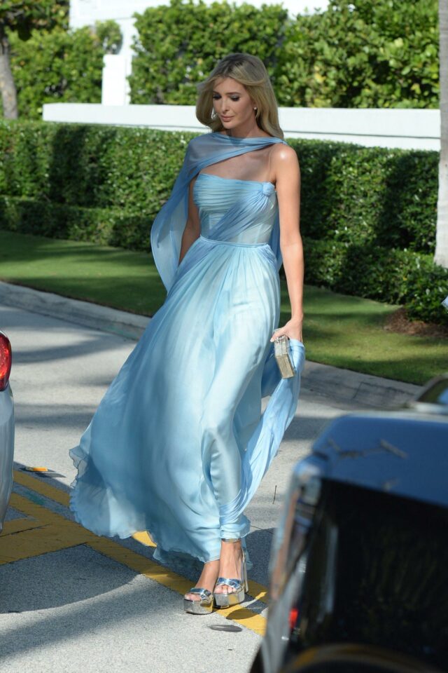 Ivanka Tump usa um vestido azul bebê esvoaçante ao chegar ao casamento da irmã Tiffany Trump em Mar-A-Lago, em Palm Beach