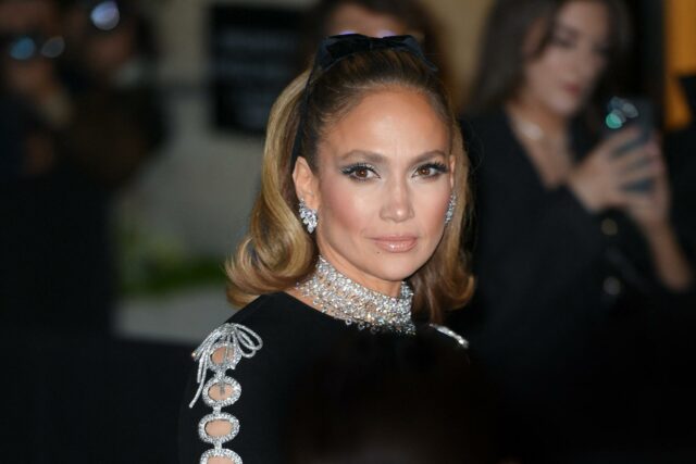 Jennifer Lopez arranca o cabelo no meio da apresentação de ‘SNL’ (VÍDEO)