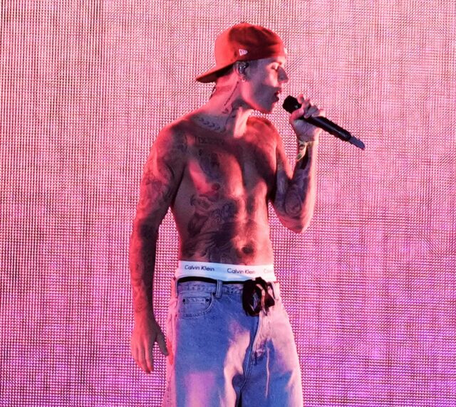 Justin Bieber fica sem camisa se apresentando com Justin Ceasar no Coachella Music Festival em Indio, CA