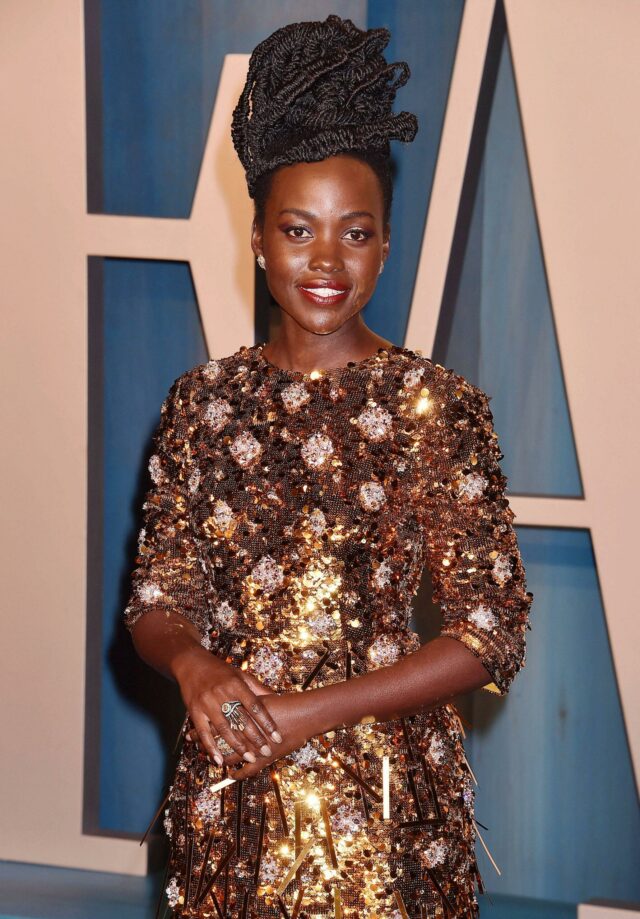 Lupita Nyong'o participa da festa do Oscar da Vanity Fair de 2022, organizada por Radhika Jones