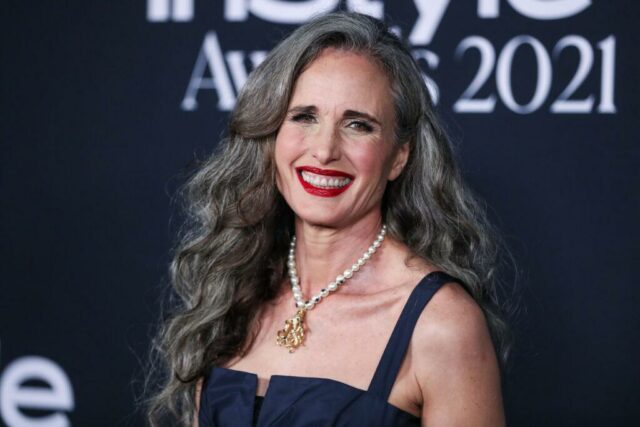 A atriz Andie MacDowell usando um vestido Dior chega ao 6º Annual InStyle Awards 2021, realizado no Getty Center em 15 de novembro de 2021 em Los Angeles, Califórnia, Estados Unidos.