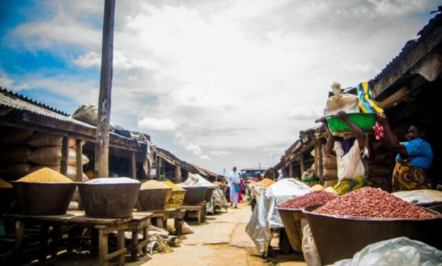 Imagem do markey de comida nigeriana por sheyi owolabi tLZU4kcF058 unsplash em escala