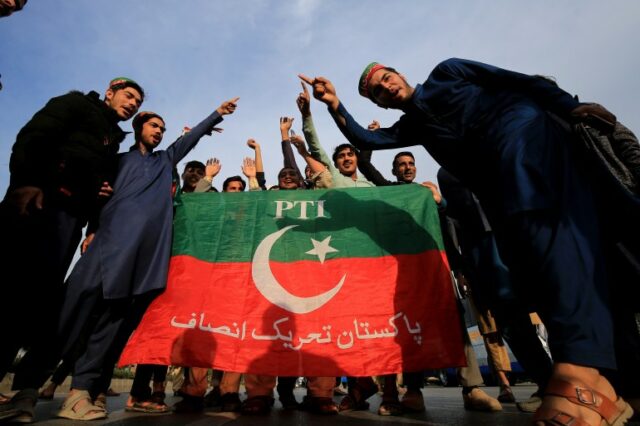 Apoiadores do PTI protestando recentemente em Peshawar, enquanto o partido reivindica seu mandato nas eleições recentemente realizadas como 