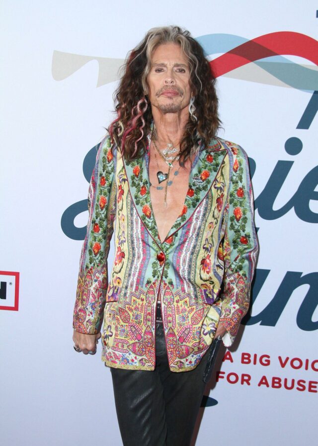 Steven Tyler, do Aerosmith, acusado de agredir sexualmente modelo adolescente