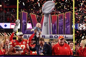  Jimmy Fallon tem teorias sobre o que Travis Kelce gritou no Super Bowl: 'Não foi assim que Biden planejou!'  |  Vídeo