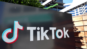 O logotipo do TikTok é exibido fora de um escritório do TikTok em 20 de dezembro de 2022 em Culver City, Califórnia