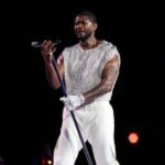 Usher se apresenta no palco durante o Apple Music Super Bowl LVIII Halftime Show no Allegiant Stadium em 11 de fevereiro de 2024 em Las Vegas, Nevada (Foto de Steph Chambers/Getty Images)