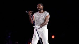 Usher se apresenta no palco durante o Apple Music Super Bowl LVIII Halftime Show no Allegiant Stadium em 11 de fevereiro de 2024 em Las Vegas, Nevada (Foto de Steph Chambers/Getty Images)