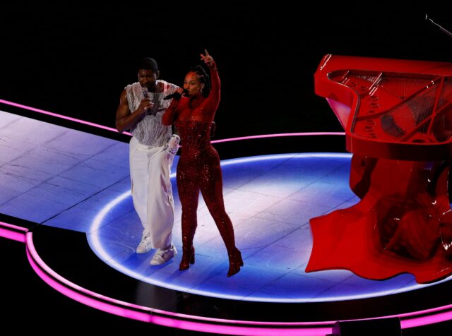 Usher e Alicia Keys fazem o show do intervalo do jogo de futebol americano NFL Super Bowl 58 LVIII entre o San Francisco 49ers e o Kansas City Chiefs em Las Vegas NV em 11 de fevereiro de 2024
