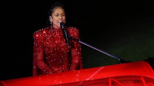 Alicia Keys se apresenta no palco durante o Apple Music Super Bowl LVIII