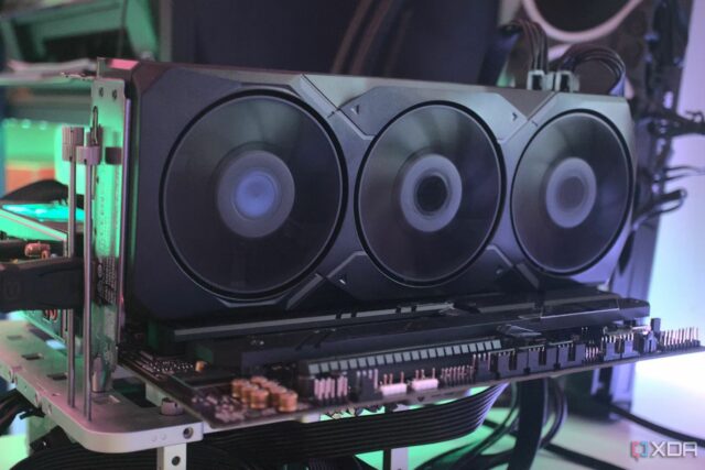 Uma imagem mostrando uma GPU AMD Radeon 7900 XT instalada em uma bancada de testes.