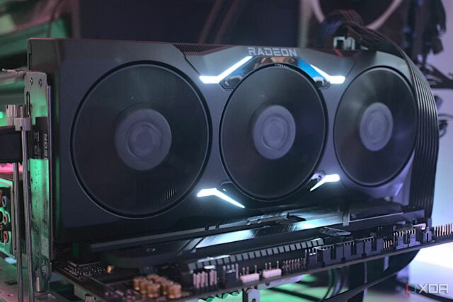 Uma imagem mostrando uma GPU AMD Radeon RX 7900 XTX instalada em uma bancada de testes.