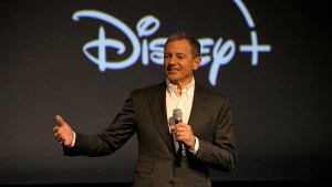 Bob Iger na frente de um logotipo da Disney+