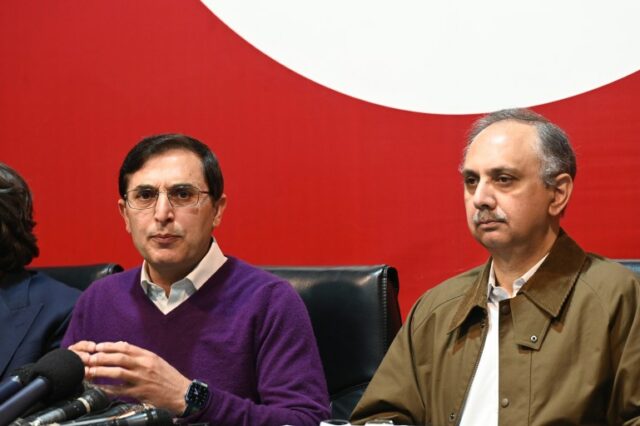 A liderança do PTI nomeou Omar Ayub Khan (à direita) como seu candidato a primeiro-ministro na próxima sessão parlamentar.  (Sohail Shahzad/EPA)