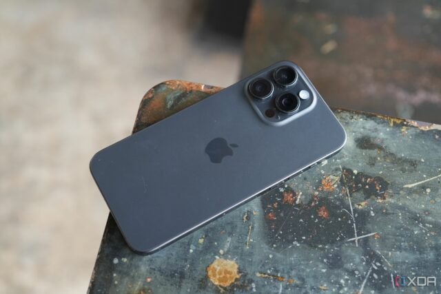 iPhone 15 Pro Max mostrando a parte traseira