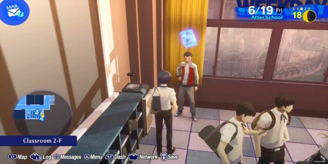 Kazushi parado no fundo da sala de aula 