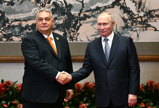 O presidente russo, Vladimir Putin, aperta a mão do primeiro-ministro húngaro, Viktor Orban, em Pequim, China, em 17 de outubro de 2023. (Sputnik/Grigory Sysoyev/Pool via REUTERS)