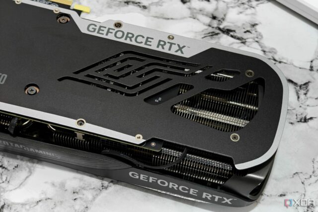 Uma imagem mostrando a placa traseira e o dissipador de calor da GPU Zotac Gaming GeForce RTX 4070 Super Trinity Black Edition.