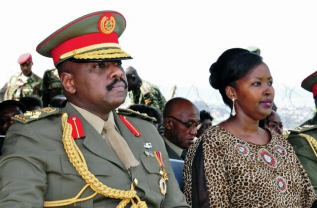 O filho do presidente Yoweri Museveni, major-general Muhoozi Kainerugaba (L) e sua esposa Charlotte Kutesa Kainerugaba (R) participam de uma cerimônia na qual Kainerugaba foi promovido de brigadeiro a major-general no quartel-general militar do país em Kampala, em 25 de maio.