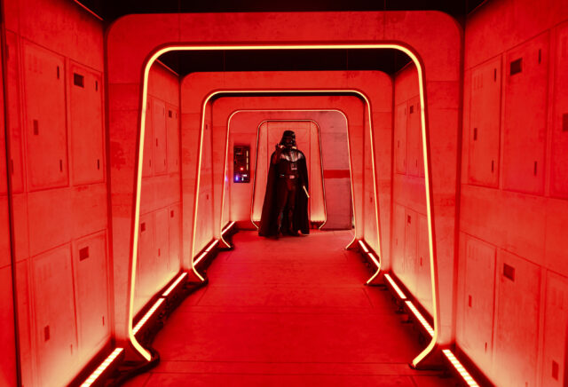 Um personagem fantasiado de Darth Vader posa na experiência interativa da Marcha Imperial da Hasbro e Amazon Star Wars no Empire State Building, 21 de março de 2024, em Nova York.