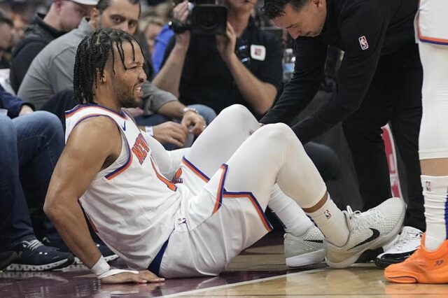 Os Knicks vencem Cleveland... mas Jalen Brunson sofre uma grave lesão no joelho