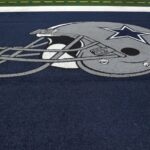 O capacete do Dallas Cowboys na endzone do Cowboys Stadium em 26 de setembro de 2011 em Arlington, Texas.