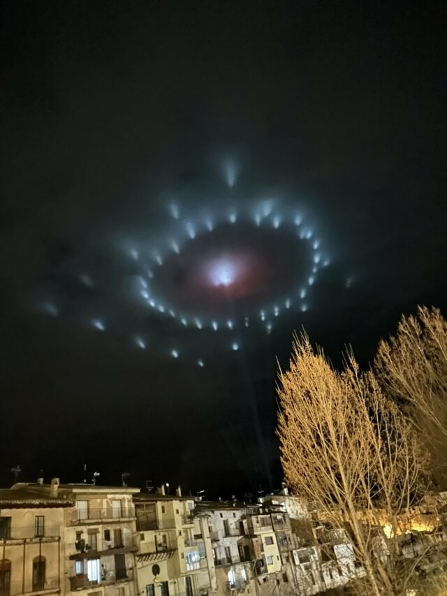 Quais são as estranhas luzes que foram vistas esta noite no céu de Valderrobres?