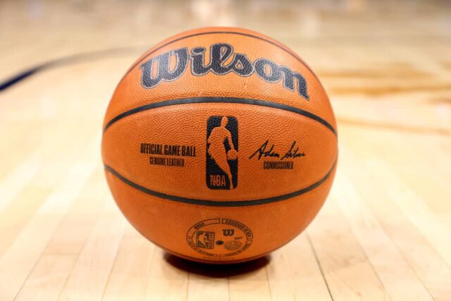 Detalhe do basquete oficial da NBA na Ball Arena em 26 de outubro de 2022 em Denver, Colorado.