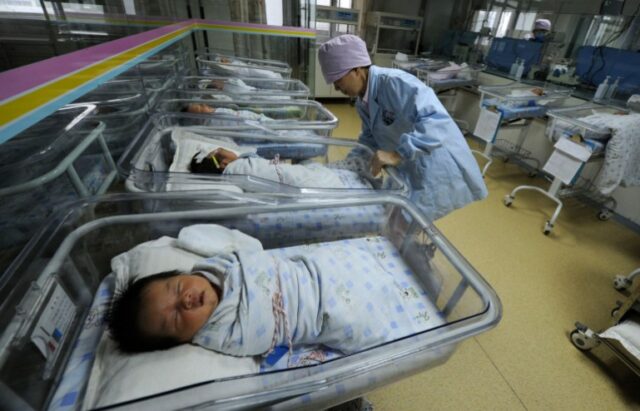 Uma enfermeira cuida de bebês recém-nascidos em um hospital em Hefei, província de Anhui, em 21 de abril de 2011. A população da China continental cresceu para 1,339 bilhão em 2010, de acordo com dados do censo divulgados na quinta-feira, um aumento de 5,9% em relação aos 1,265 bilhão do último censo em 2000, e inferior à população de 1,4 mil milhões que alguns demógrafos tinham projectado para a última contagem.  Foto tirada em 21 de abril de 2011. REUTERS/Stringer (CHINA - Tags: HEALTH SOCIETY)