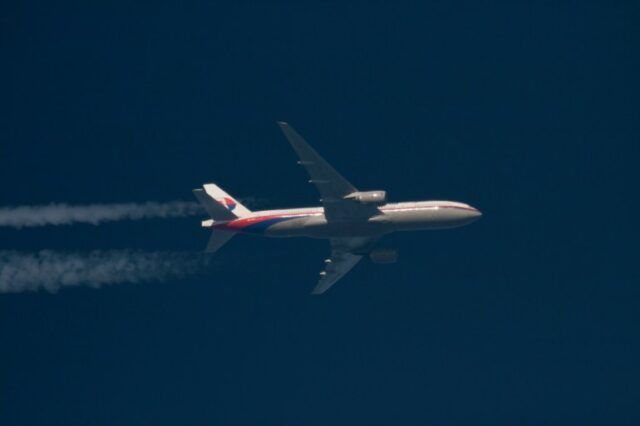O Boeing 777 da Malaysia Airlines com o número de registro 9M-MRO no ar sobre a Polônia.  Ele desapareceu um mês depois que a foto foi tirada.