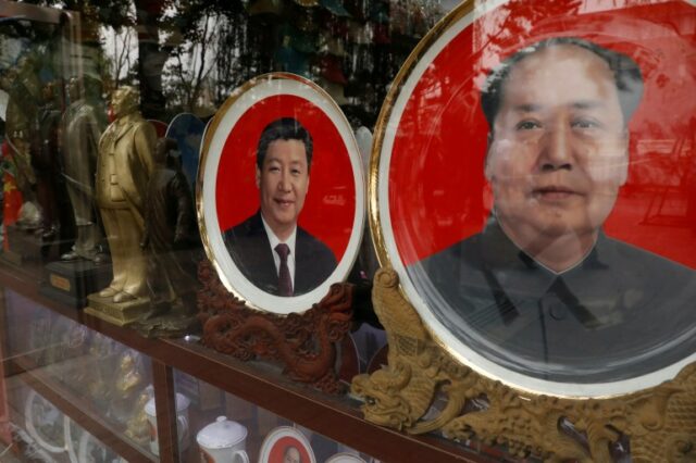 Placas de lembrança com imagens do presidente chinês Mao Zedong (à direita) e do presidente chinês Xi Jinping (à esquerda) em Pequim, China, em 2017 (Tyrone Siu/Reuters)