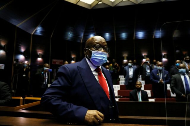 O ex-presidente sul-africano Jacob Zuma chega ao tribunal para enfrentar acusações de corrupção em Pietermaritzburg