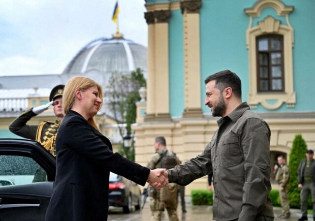 O presidente da Ucrânia, Volodymyr Zelenskiy, aperta a mão da presidente da Eslováquia, Zuzana Caputova, antes de sua reunião, enquanto o ataque da Rússia à Ucrânia continua, em Kiev, Ucrânia, em 31 de maio de 2022. Serviço de Imprensa Presidencial Ucraniano/Divulgação via REUTERS ATENÇÃO EDITORES - ESTA IMAGEM FOI FORNECIDA POR UM TERCEIRO FESTA.  CRÉDITO OBRIGATÓRIO