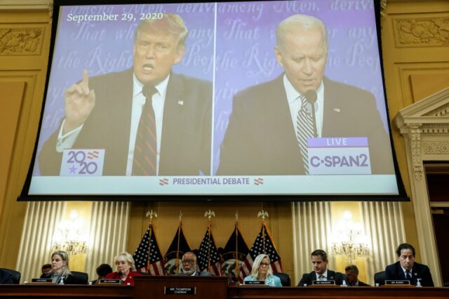 Vídeos de Trump e Biden lado a lado em tela grande na audiência do comitê
