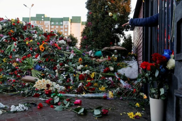 Uma pessoa joga flores no túmulo do político da oposição russa Alexei Navalny em frente a uma entrada fechada do cemitério Borisovskoye, em Moscou, Rússia, em 3 de março de 2024. REUTERS/Stringer TPX IMAGENS DO DIA