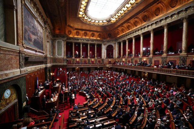 Uma visão geral mostra deputados e senadores durante a convocação de um congresso de ambas as casas do parlamento em Versalhes,