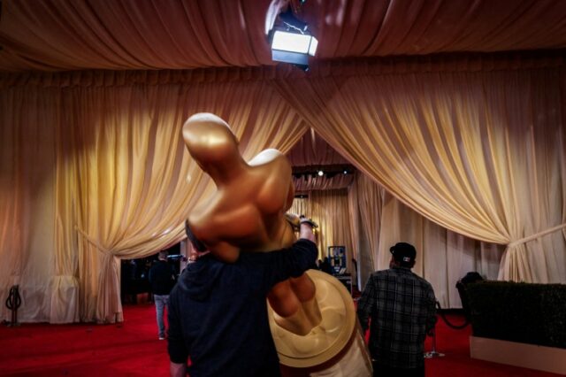 Trabalhadores carregam uma estátua do Oscar enquanto continuam os preparativos para a 96ª edição do Oscar em Los Angeles, Califórnia, EUA, 9 de março
