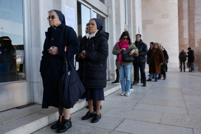 Pessoas fazem fila para votar, fora de uma assembleia de voto durante as eleições gerais em Lisboa, Portugal