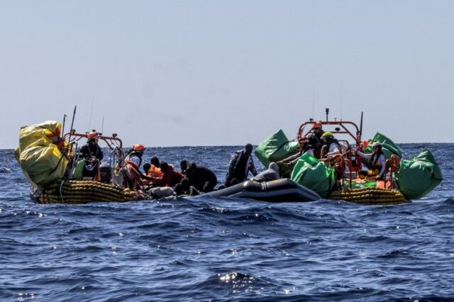 Migrantes são resgatados por tripulantes do navio de resgate Ocean Viking