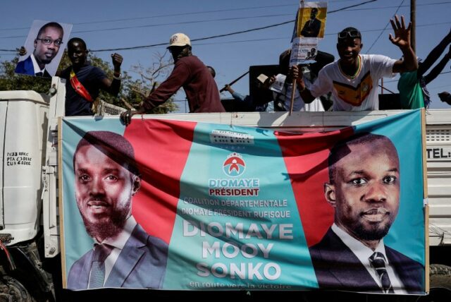 FOTO DE ARQUIVO: Um apoiador do líder da oposição senegalesa preso Ousmane Sonko reage durante uma caravana de campanha eleitoral para apoiar o candidato presidencial detido Bassirou Diomaye Faye, que Sonko escolheu para substituí-lo na corrida, nos arredores de Dakar, Senegal, 12 de março de 2024 REUTERS/Zohra Bensemra/Foto de arquivo