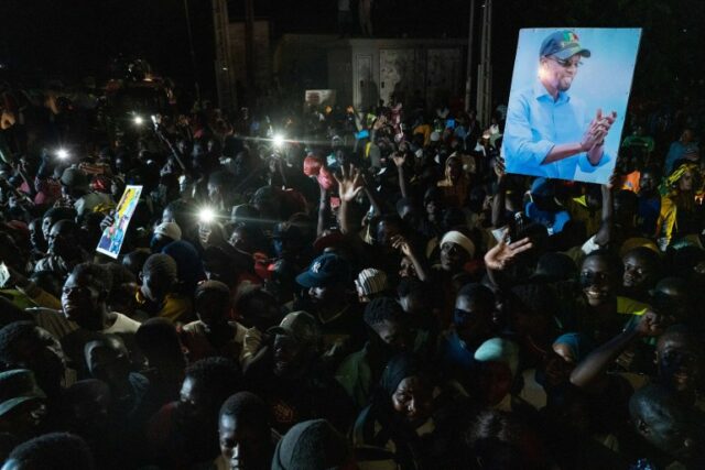 Apoiadores do líder da oposição senegalesa Ousmane Sonko participam de uma caravana de campanha eleitoral de Bassirou Diomaye Faye, o candidato presidencial apoiado por Sonko, nas eleições de 24 de março, em Zinguichor, Casamança, Senegal, 17 de março de 2024. REUTERS/Abdou Karim Ndoye