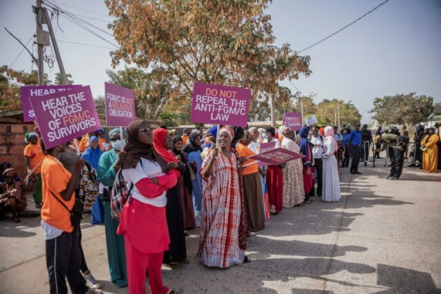 Mulheres protestam contra o plano da Gâmbia para reverter a proibição da MGF