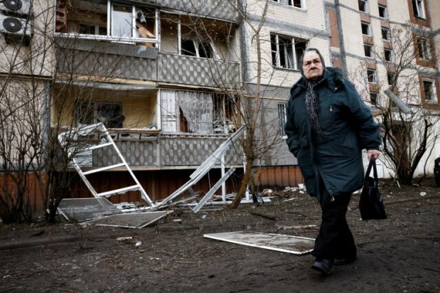 Uma mulher passa por um prédio danificado durante um ataque de míssil russo, em meio ao ataque da Rússia à Ucrânia, em Kiev, Ucrânia, 21 de março de 2024. REUTERS/Thomas Peter