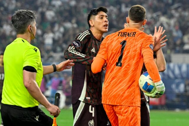 24 de março de 2024;  Arlington, Texas, EUA;  O meio-campista mexicano Edson Alvarez (4) discute com o goleiro dos Estados Unidos Matt Turner (1) durante o segundo tempo no AT&T Stadium.  Crédito obrigatório: Jerome Miron-USA TODAY Sports